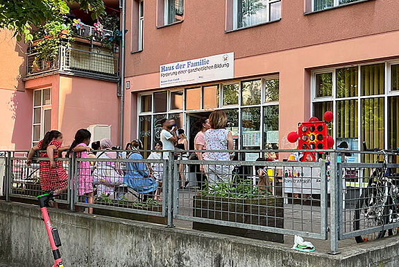 Im Familienzentrum Haus der Familie boten Geschicklichkeitsspiele Spaß für Kinder. (Bild: QM Glasower Straße)