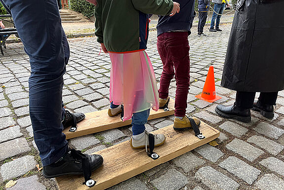 Bei der Spiele-Olympiade stellten kleine und große Teilnehmende ihre Geschicklichkeit unter Beweis. (Bild: QM Glasower Straße)