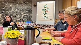 Beim Acker-Rendezvous erhielten die Teilnehmenden Informationen zu den geplanten Veranstaltungen. (Bild: QM Germaniagarten)