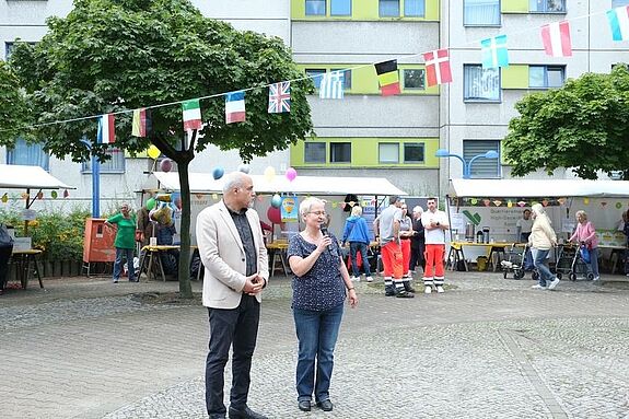Quartiersmanagerin Ines Müller begrüßte die Anwesenden beim KulturenSalat. (Bild: H. Heiland)