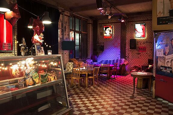 Das gemütliche Café der Kulturfabrik Moabit im Kiez-Kino Filmrauschpalast. Bild: Kulturfabrik Moabit