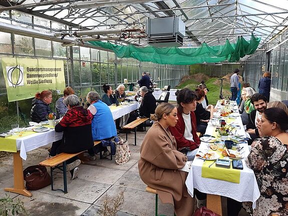 Im Gewächshaus auf dem Nachbarschaftscampus Dammweg kamen die aktiven Bürgerinnen und Bürger zu einem Picknick zusammen. (Bild: Dammwegsiedlung / Weiße Siedlung W+P GmbH)