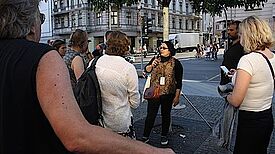 Stadtführerin Arij Semawar erklärt ihre Sicht auf Berlin. Foto: QM Richardplatz-Süd.