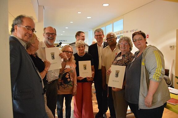 Die Engagierten aus den Quartiersmanagement-Gremien mit ihren Dankesurkunden und Bezirksbürgermeister Kleebank (4.v.r.). Foto: Staaken.info