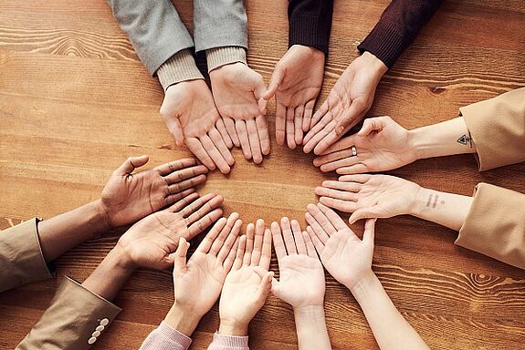 Das Berliner Quartiersmanagement bietet Kiezbewohnerinnen und –bewohnern vielfältige Beteiligungsmöglichkeiten an. Bild: fauxels/Pexels