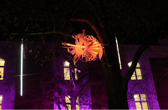 Die Leuchtobjekte des Künstlers Yves Mikelsons ähneln Blumen und Flugobjekten. Bild: QM Letteplatz
