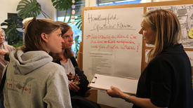 Bei der Ideensammlung zur Vermeidung von Verschmutzung. Foto: QM Mehringplatz, M. Hühn.
