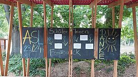 Gemeinsam zogen die Beteiligten des Projekts „Außerschulische Lernorte“ Bilanz zum Schuljahr 2023/24. (Bild: Friedrichshain-Kreuzberger Unternehmerverein e.V.)