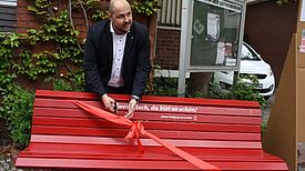 Der Spandauer Bezirksstadtrat für Bauen, Planen und Gesundheit Frank Bewig, übergab die Bänke der Öffentlichkeit. Bild: S.T.E.R.N. GmbH