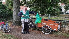 Einige Menschen aus dem Kiez sind trotz Regen und Hitze vorbeigekommen und haben beim Kiezputz mitgemacht. (Bild: QM Harzer Straße)