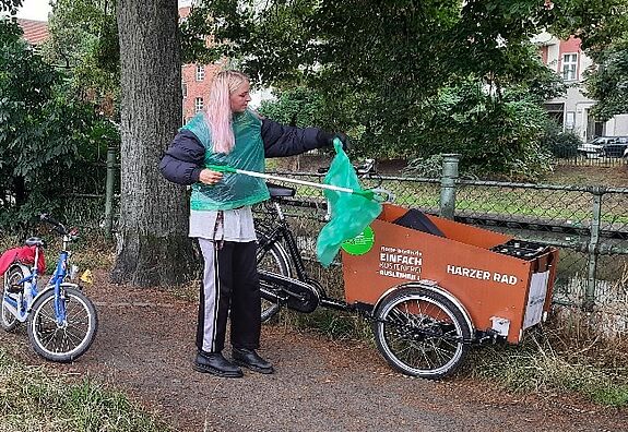 Einige Menschen aus dem Kiez sind trotz Regen und Hitze vorbeigekommen und haben beim Kiezputz mitgemacht. (Bild: QM Harzer Straße)