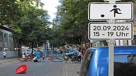 Bei den Spielstraßenaktionstagen verwandelten sich insgesamt 35 Straßen in ganz Berlin in Orte zum Spielen und Zusammenkommen. (Bild: Jens Sethmann)