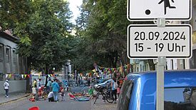 Bei den Spielstraßenaktionstagen verwandelten sich insgesamt 35 Straßen in ganz Berlin in Orte zum Spielen und Zusammenkommen. (Bild: Jens Sethmann)