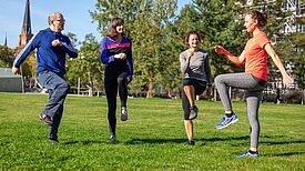 Ganz ohne Geräte oder Vereinsmitgliedschaft – mit niedrigschwelligen Angeboten bekommen die Anwohnenden die Möglichkeit zum gemeinsamen Sporttreiben. (Bild: bwgt e.V.)