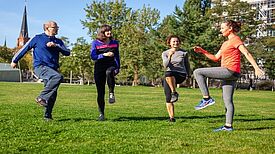 Ganz ohne Geräte oder Vereinsmitgliedschaft – mit niedrigschwelligen Angeboten bekommen die Anwohnenden die Möglichkeit zum gemeinsamen Sporttreiben. (Bild: bwgt e.V.)