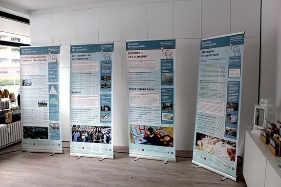 Im Quartiersbüro gab es eine Ausstellung über das „Integrierte Handlungs- und Entwicklungskonzept“ (IHEK). (Bild: Mathias Hühn / QM Thermometersiedlung)