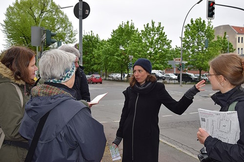 Nach der Begrüßung durch Stadträtin Eva Majewski (vierte von links) informierte QM-Koordinatorin Corinna Lippert (dritte von links) über die derzeitige Situation auf der Sportanlage im Teilepark. (Bild: QM Germaniagarten)