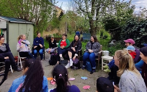 Beim Auftakttreffen erzählen Nachbarinnen und Nachbarn wieviel Gartenerfahrung sie haben und was sie sich für den Gemeinschaftsgarten wünschen. (Bild: QM Harzer Straße / Birgit Leiß)
