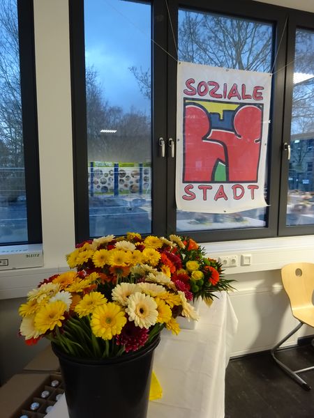 Mit Blumen wurde den ehrenamtlich Tätigen gedankt. Bild: H. Heiland / QM Weiße Siedlung