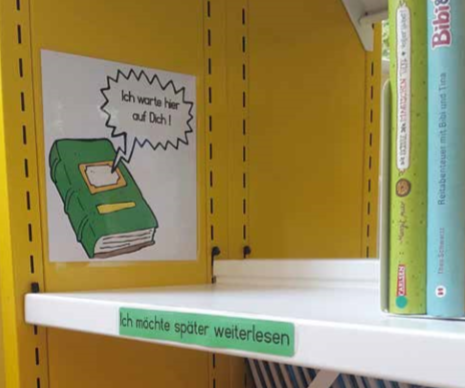 In der Schulbibliothek lernen Kinder den Umgang mit Büchern. Dazu gehört auch das Aufräumen. Bild: Svenja Claussen