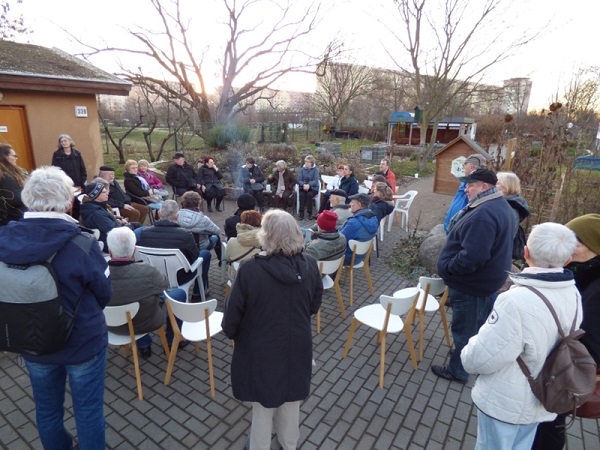 Rund 40 Nachbarinnen und Nachbarn kamen zur Auftaktveranstaltung in den Garten der Begegnung. Bild: Julian Krischan