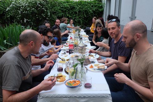 Gemeinsam essen stärkt gute Nachbarschaft. Bild: Birgit Leiß / Webredaktion QM Donaustraße Nord