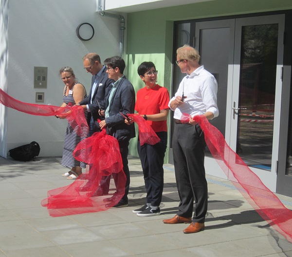Symbolische Eröffnung: Das rote Band wird zerschnitten. Bild: Dirk Maier, Planergemeinschaft für Stadt und Raum eG