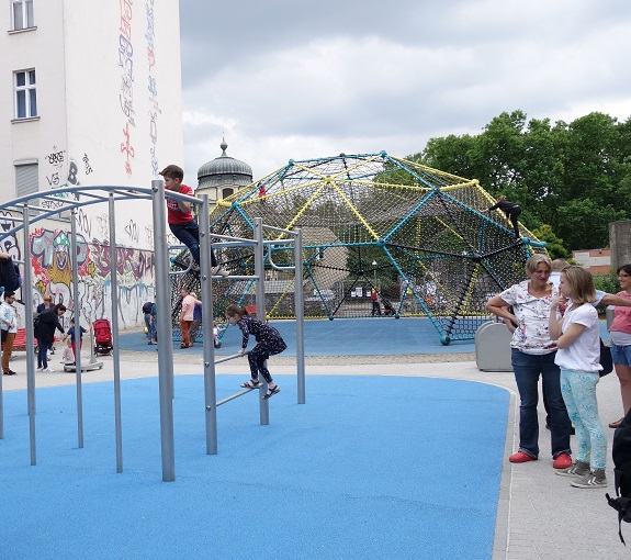 Der Parcours bietet Sport und Fitness für Kinder und Erwachsene. Foto: Eva Schuh