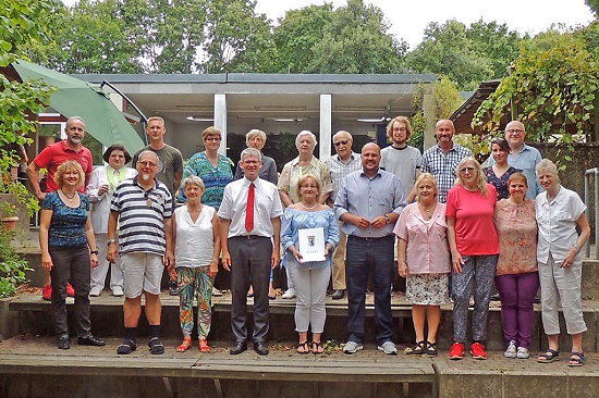 Gruppenfoto der Geehrten mit Bezirksbürgermeister Helmut Kleebank (vorne, 4. von links) und Bezirksstadtrat Frank Bewig (vorne, 5. von rechts). Foto: QM Falkenhagener Feld.