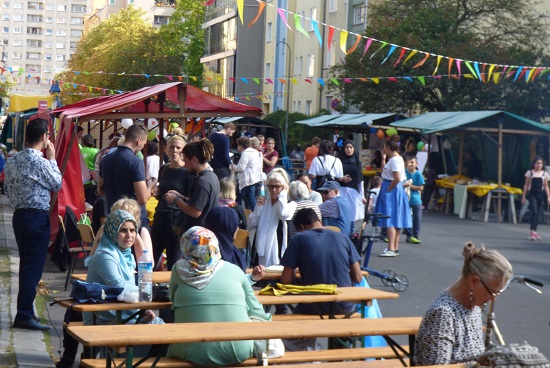 Viele Menschen auf dem „Markt der Akteure“, Foto: Julian Krischan, QM Wassertorplatz