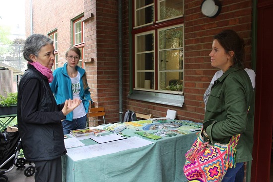 Gülcan Nitsch, die Organisatorin der Veranstaltung, mit Quartiersmanagerin Catharina Degräff am Infostand. Foto: Alina Schütze, QM Mariannenplatz