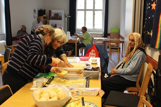 Fleißige Helferinnen beim Kuchenbacken. Foto: Alina Schütze, QM Mariannenplatz