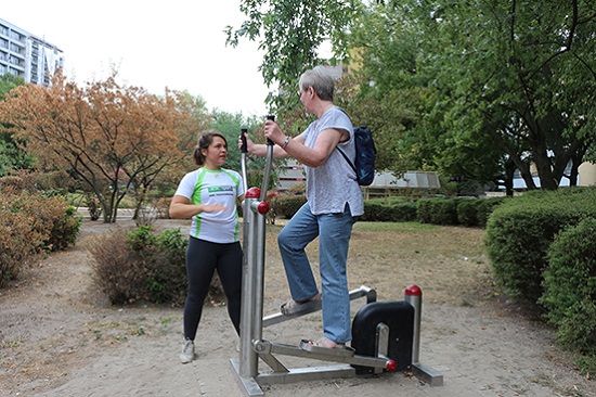 Die Trainerin erklärt einer Anwohnerin die Funktion des Sportgeräts. Foto: M. Hühn, QM Mehringplatz