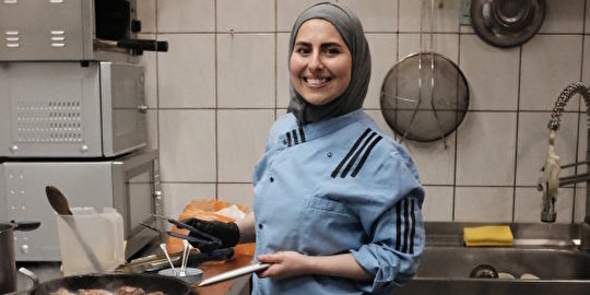 Malakeh aus Syrien liefert täglich kostenlos Essen aus ihrem Restaurant an Angestellte des Supermarkts um die Ecke. Bild: GoVolunteer