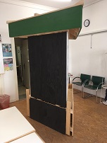 Auf einer Kreidetafel können Nachrichten und Bilder hinterlassen werden. Bild: Simon Alvarez