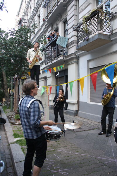 Bei der „Berliner Krach Boom Brassband“ steigen die Musiker auch schon mal auf einen Stromkasten. Bild: Gerald Backhaus