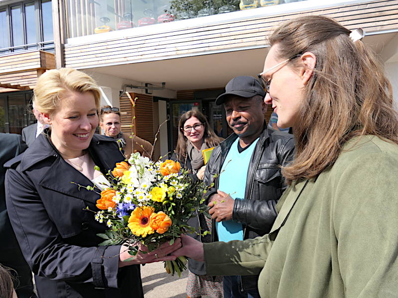 Franziska Giffey erhält einen Blumenstrauß von QM-Managerin Julia Theuer. (Bild: Anka Stahl)