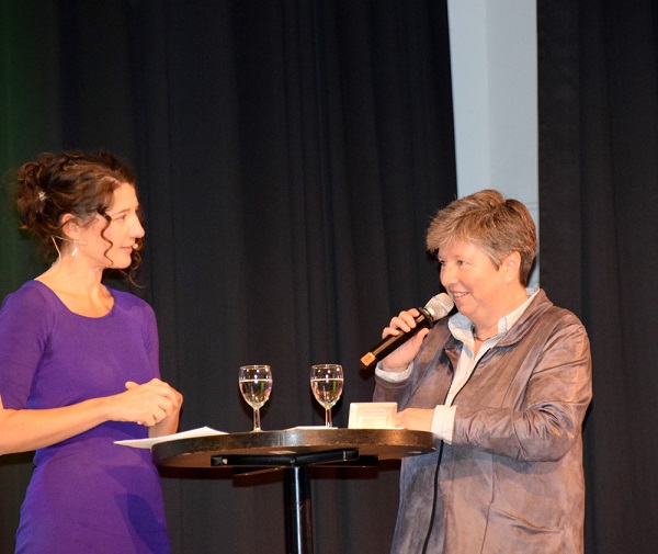 Die Senatorin für Stadtentwicklung, Katrin Lompscher (rechts), war die Gastgeberin des Empfangs. Die Moderatorin Miriam Janke (links) führte durch den Abend. Bild: Undine Ungethüm