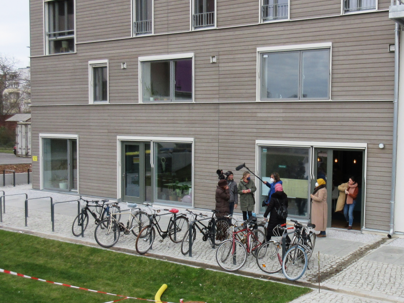 Das „Haus Alltag“ ist ein Neubau mit hellgrauer Holzfassade auf dem Kindl-Gelände. (Bild: Jens Sethmann)