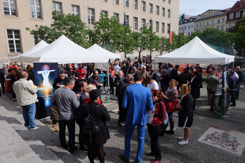 Das Asure-Fest wurde zum dritten Mal auf dem Rathausvorplatz gefeiert. Foto: Birgit Leiß