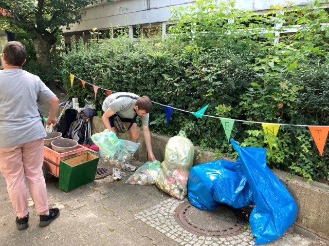 Beim Aktionstag des Projekts „Wir für die Umwelt“ sammelten die Engagierten fünf Säcke voller Müll. (Bild: stadt.menschen.berlin)