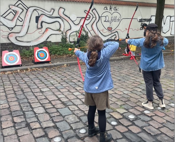 Im QM-Gebiet Pankstraße konnten die Kinder beim Bogenschießen ihre Fähigkeiten unter Beweis stellen. (Bild: QM Pankstraße)