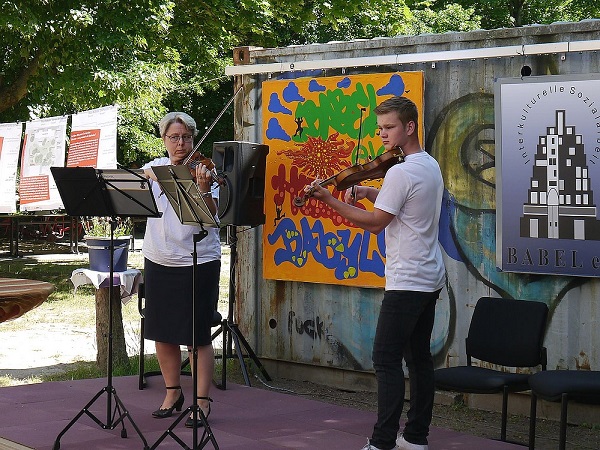 Die Leiterin der Zweigstelle der Musikschule, Susanne Berger, musiziert mit dem Schüler Willy Matonett. Foto: Anka Stahl