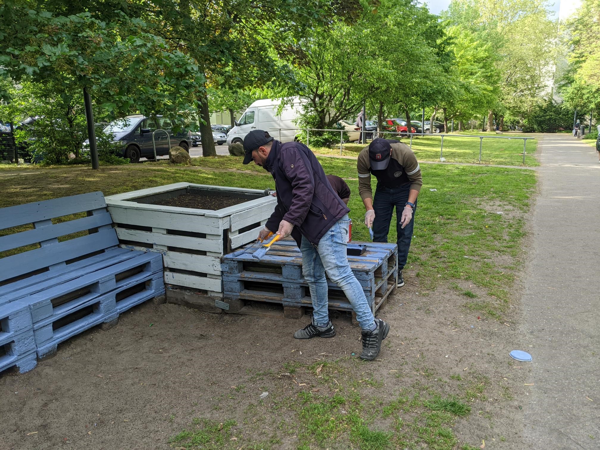 Die Blauen Bänke vor dem Nachbarschaftstreff wurden im Jahr 2023 gemeinsam gestrichen und bieten im Sommer Platz für verschiedene Veranstaltungen. (Bild: H. Heiland / Stephanus-Stiftung)