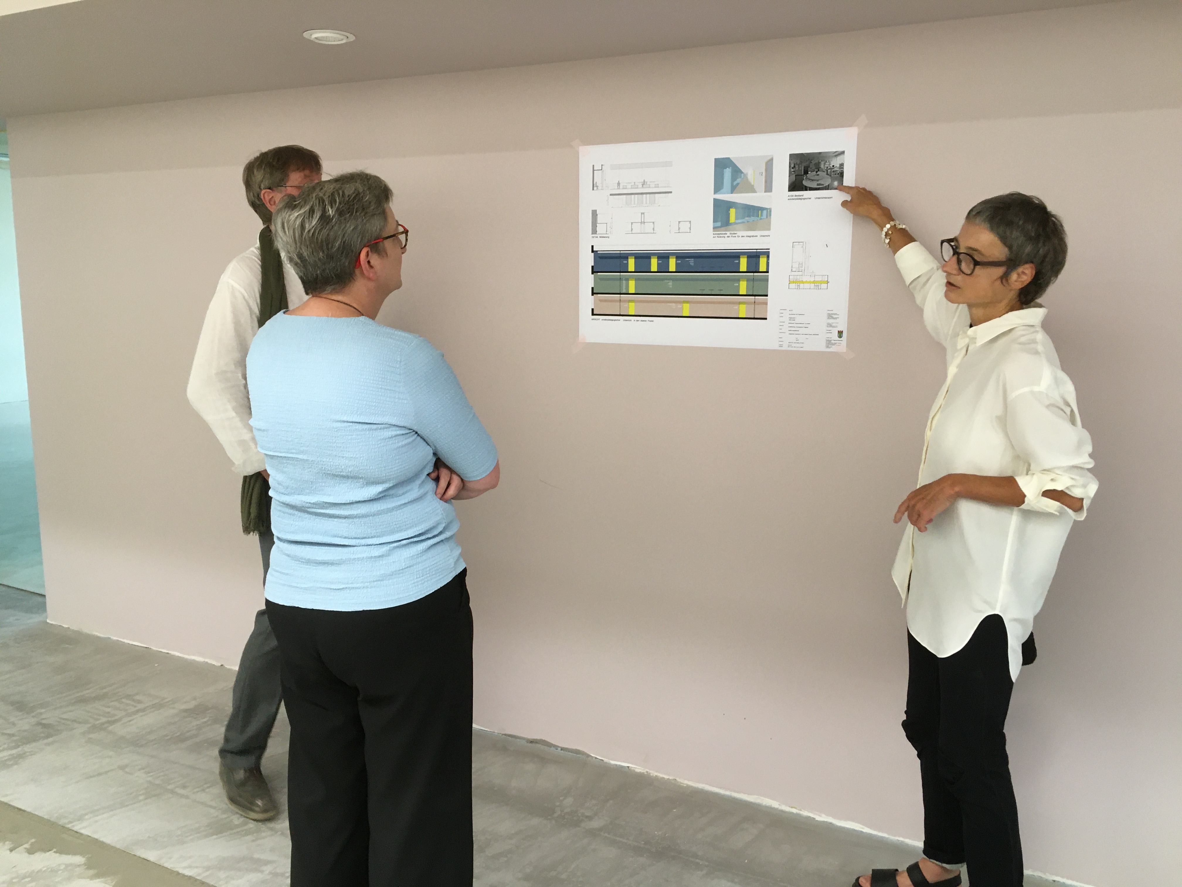 Architektin Birgit Wienke zeigt Bundesbauministerin Klara Geywitz Pläne für den Umbau der Grundschule. (Bild: Jonathan Scherbarth)