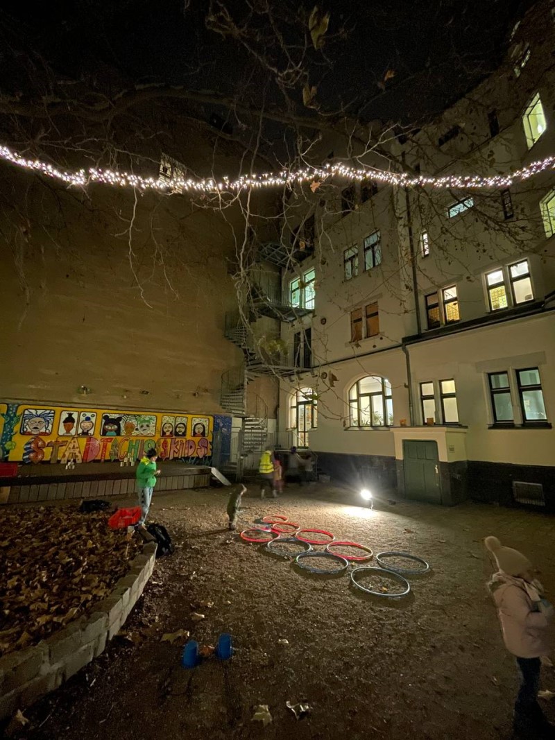 Im Hof des Moabiter Stadtschlosses probierten die Kinder die neuen Geräte aus, so luden die Reifen beispielsweise zu Sprungübungen ein. (Bild: QM Beusselstraße)