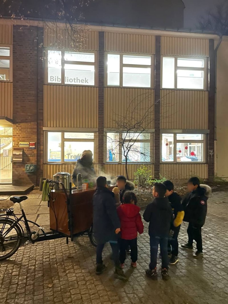 Das Coffee-Bike versorgte die Kinder mit Kinderpunsch. (Bild: QM Beusselstraße)