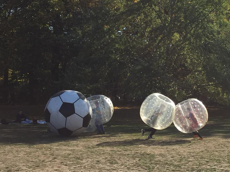 „Bubble-Fußball“ im Schiller-Park. Foto: Johannes Hayner, Bilge Akademie