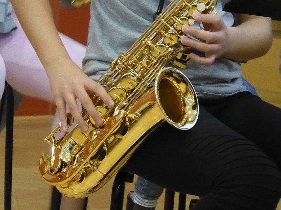 Ein Schüler der „Grey Elephants“ mit Saxophon. Foto: Bertram von Boxberg, QM Schöneberger Norden