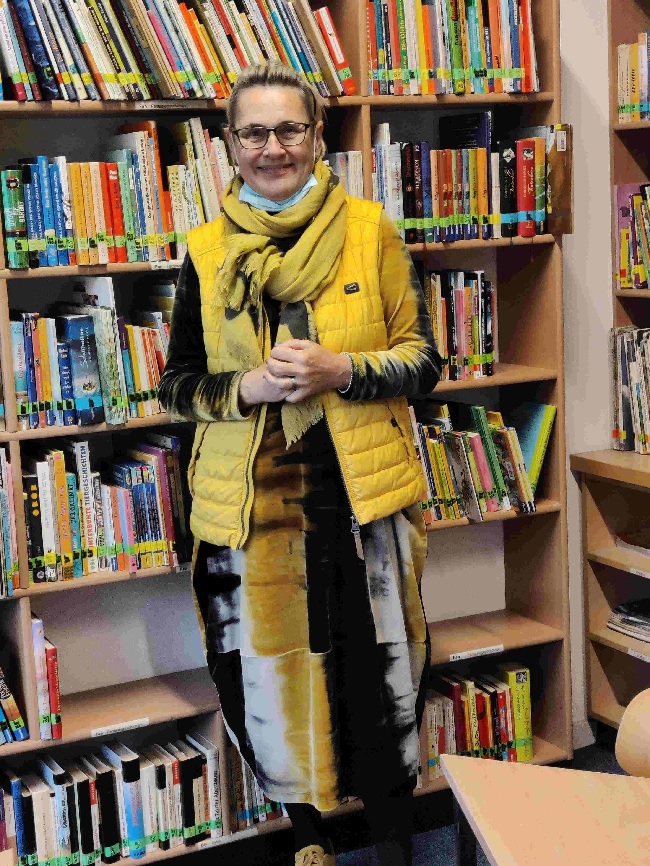 Dr. Gerlinde Kempendorff-Hoene betreut in der Schule als externe Fachkraft eine Lese- und Schreibwerkstatt. Die Schülerzeitung „Karlchen“, die mit Texten und Bildern der Kinder bestückt ist, erhielt 2019 sogar einen Preis vom Bundesbildungsministerium. (Bild: Birgit Leiß)